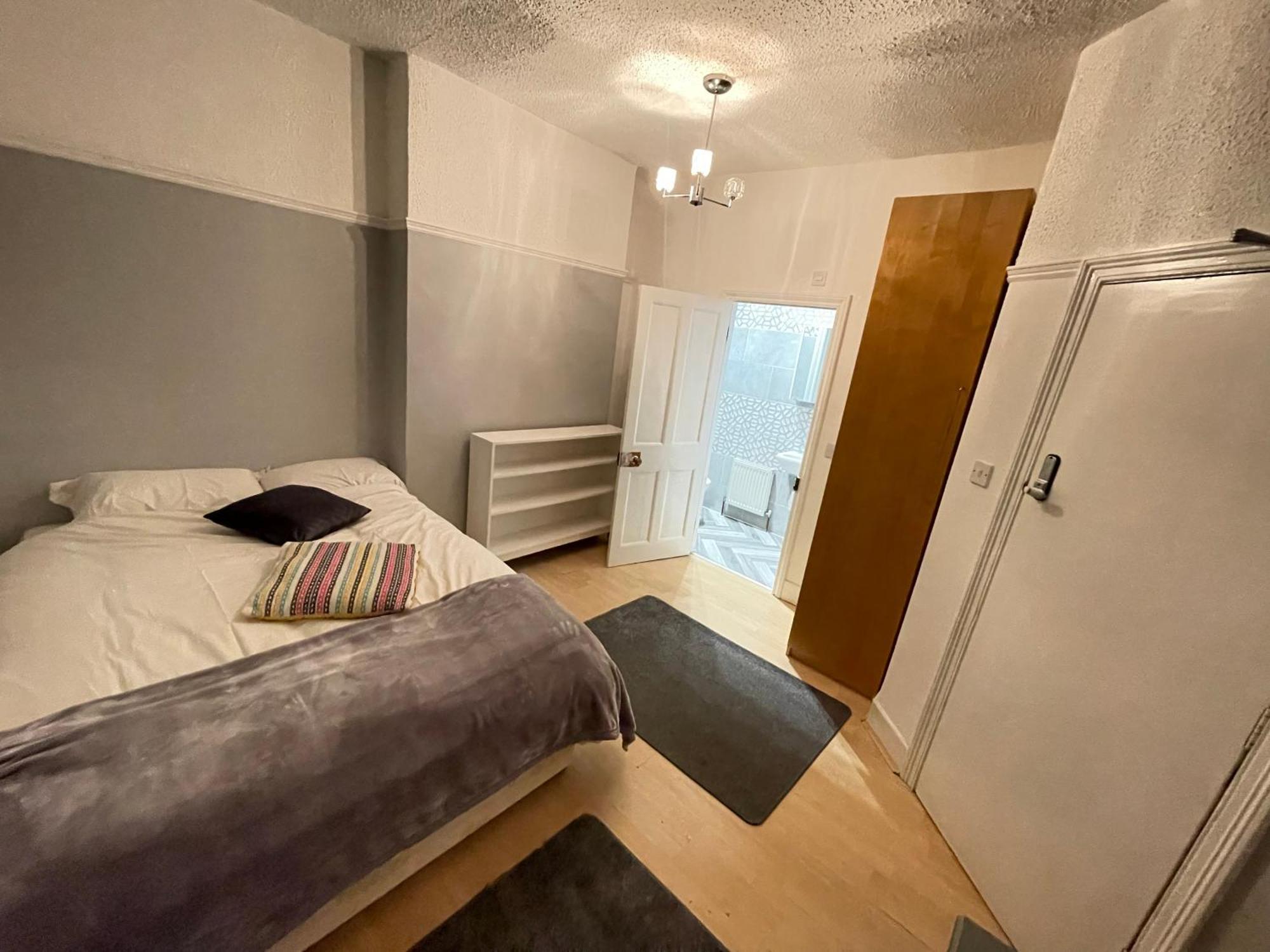 Room With Private Bathroom And Shared Kitchen Лондон Экстерьер фото