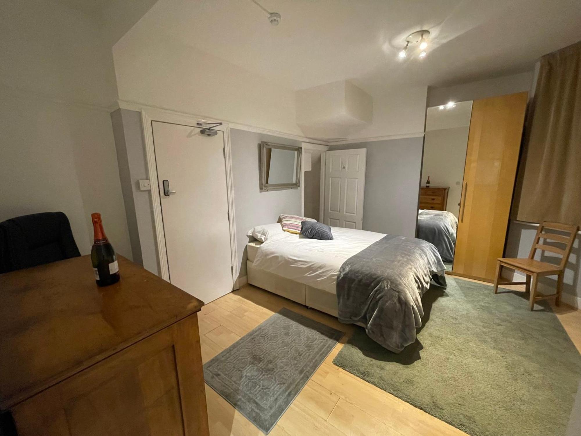 Room With Private Bathroom And Shared Kitchen Лондон Экстерьер фото